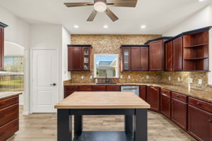 Kitchen 3 of 7