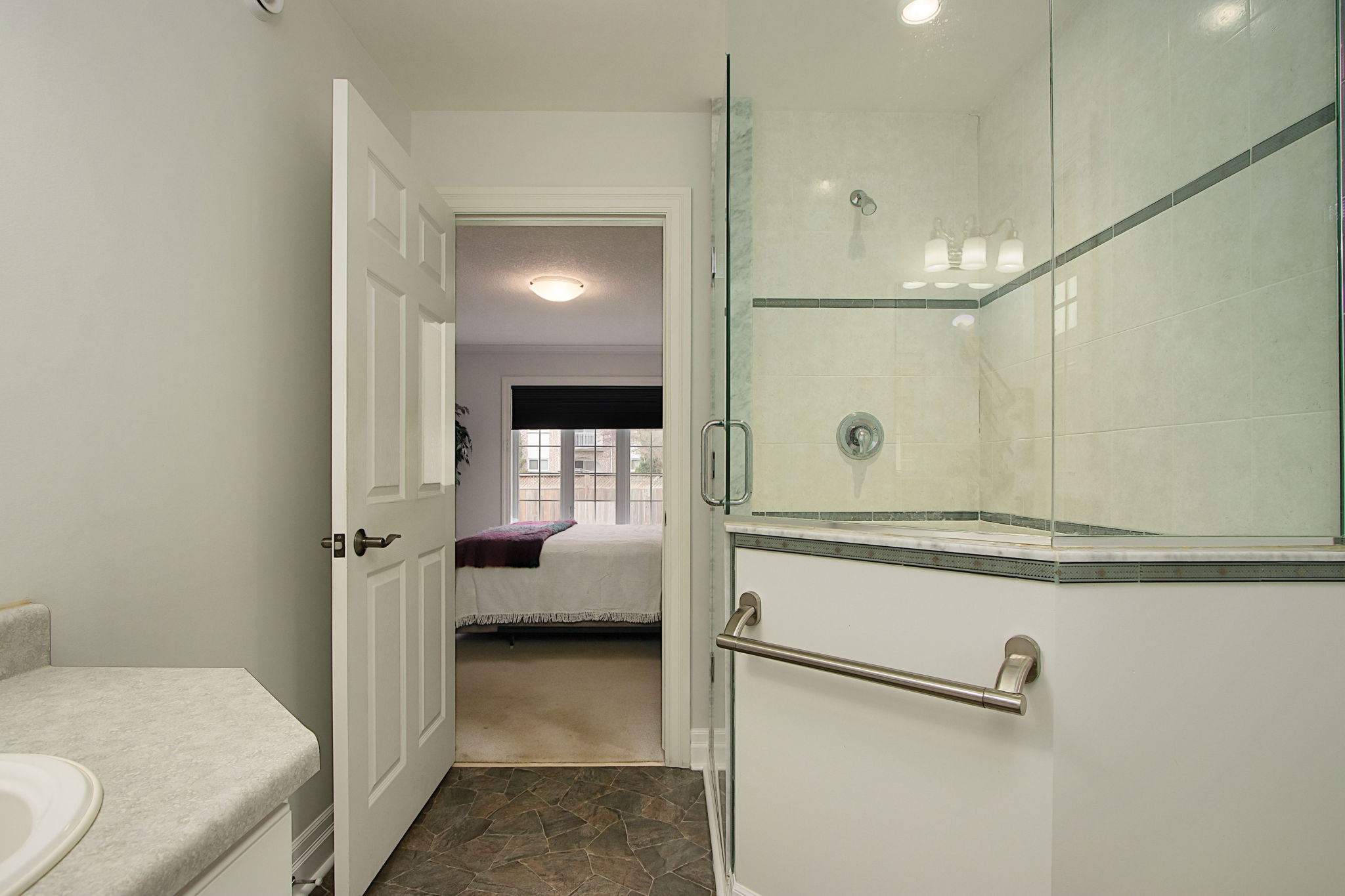 86 Primary Bedroom Bathroom