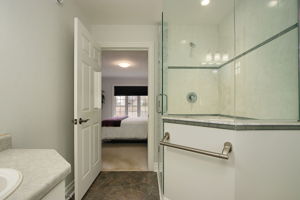 86 Primary Bedroom Bathroom