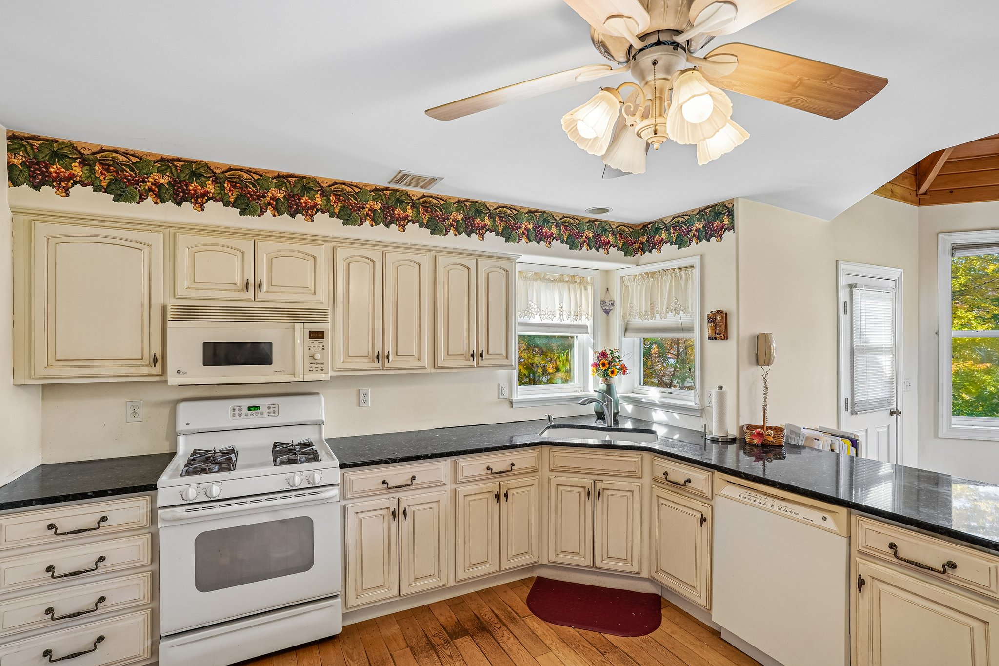 Edgemere Ave-S2910-021.jpg