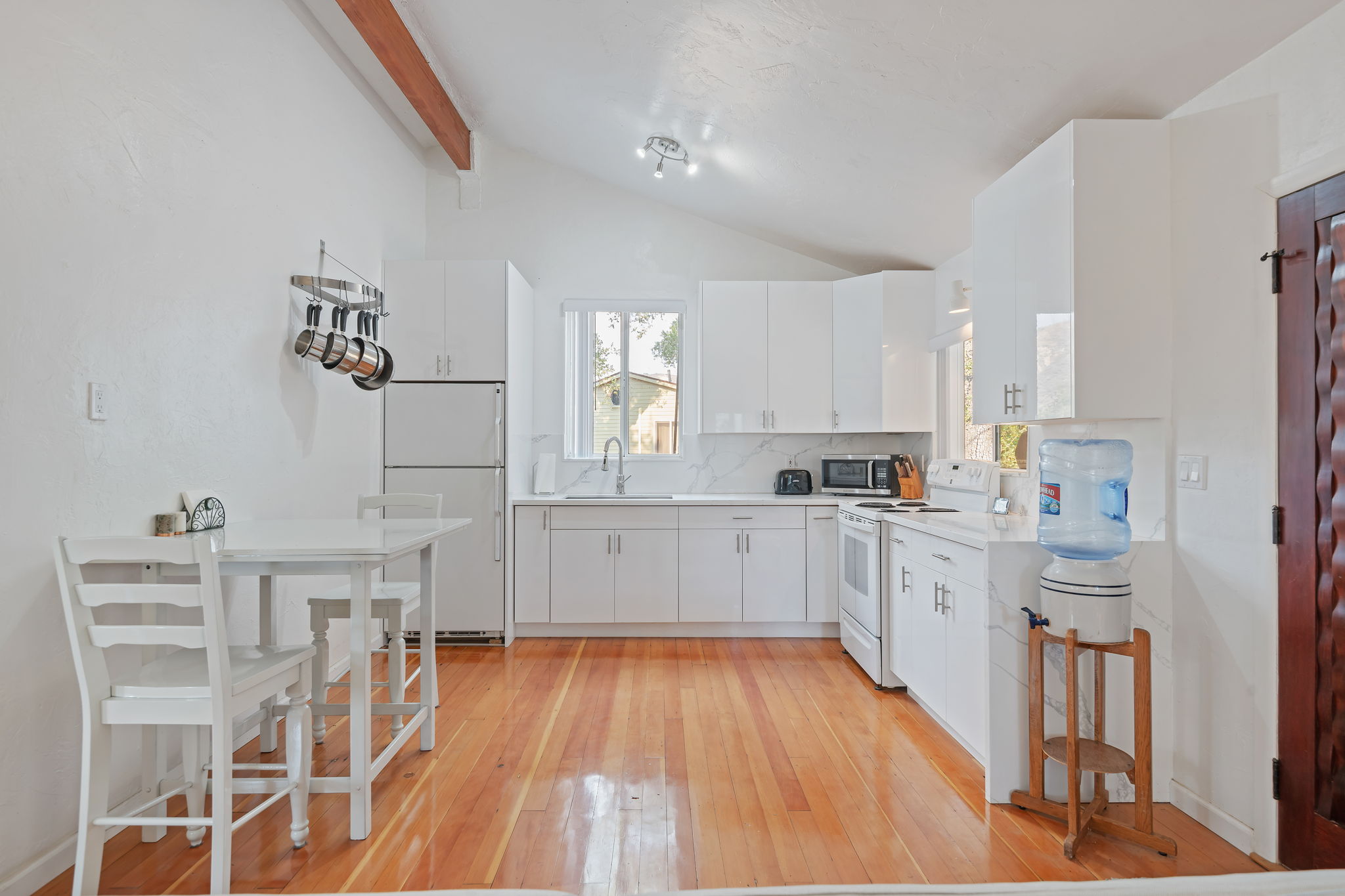 13 - Kitchen