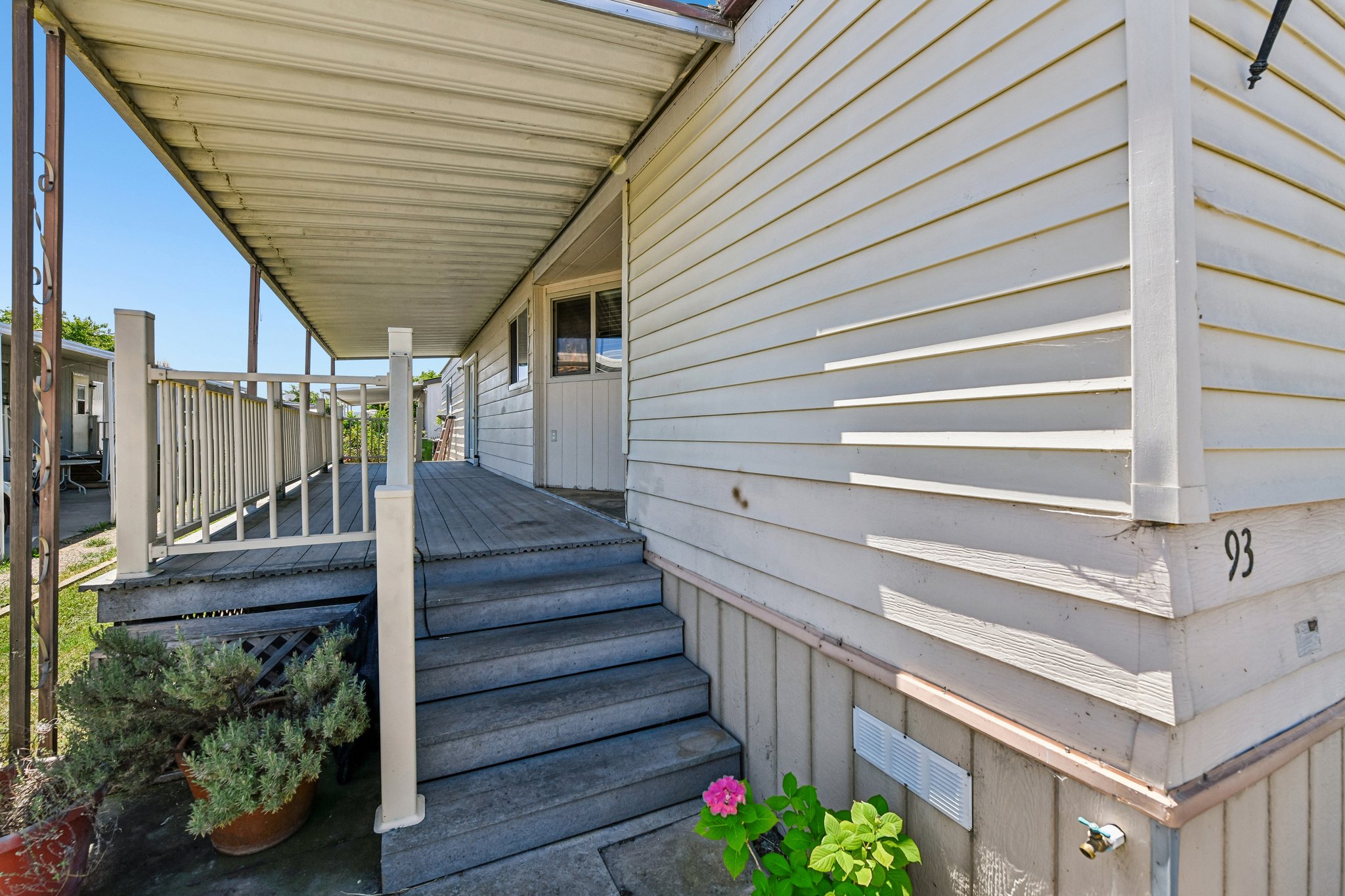 N Lincoln Way space 93-S2405-004.jpg