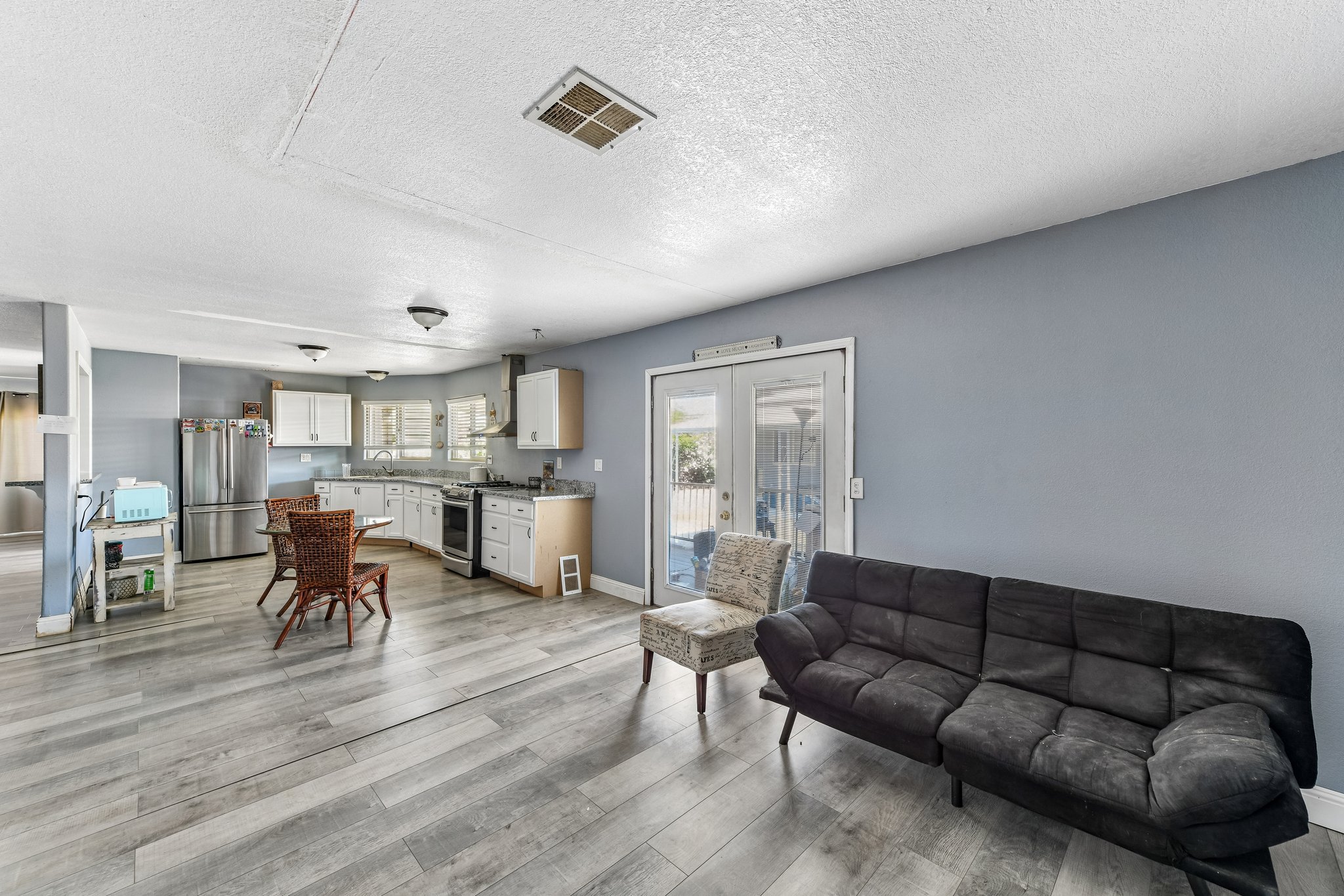 N Lincoln Way space 93-S2405-008.jpg