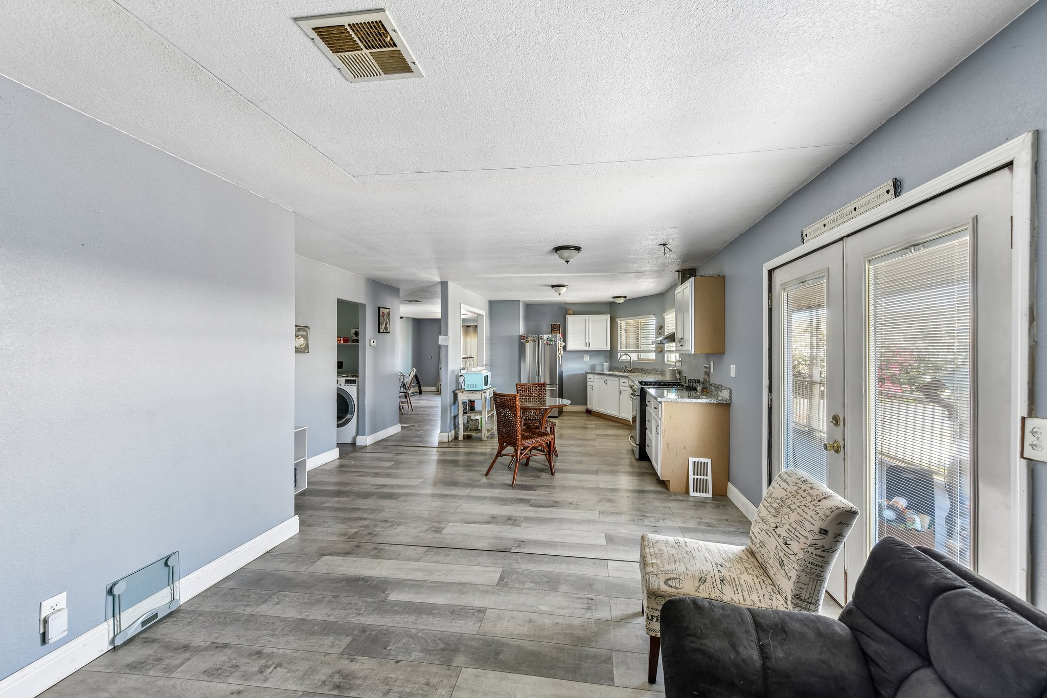 N Lincoln Way space 93-S2405-009.jpg