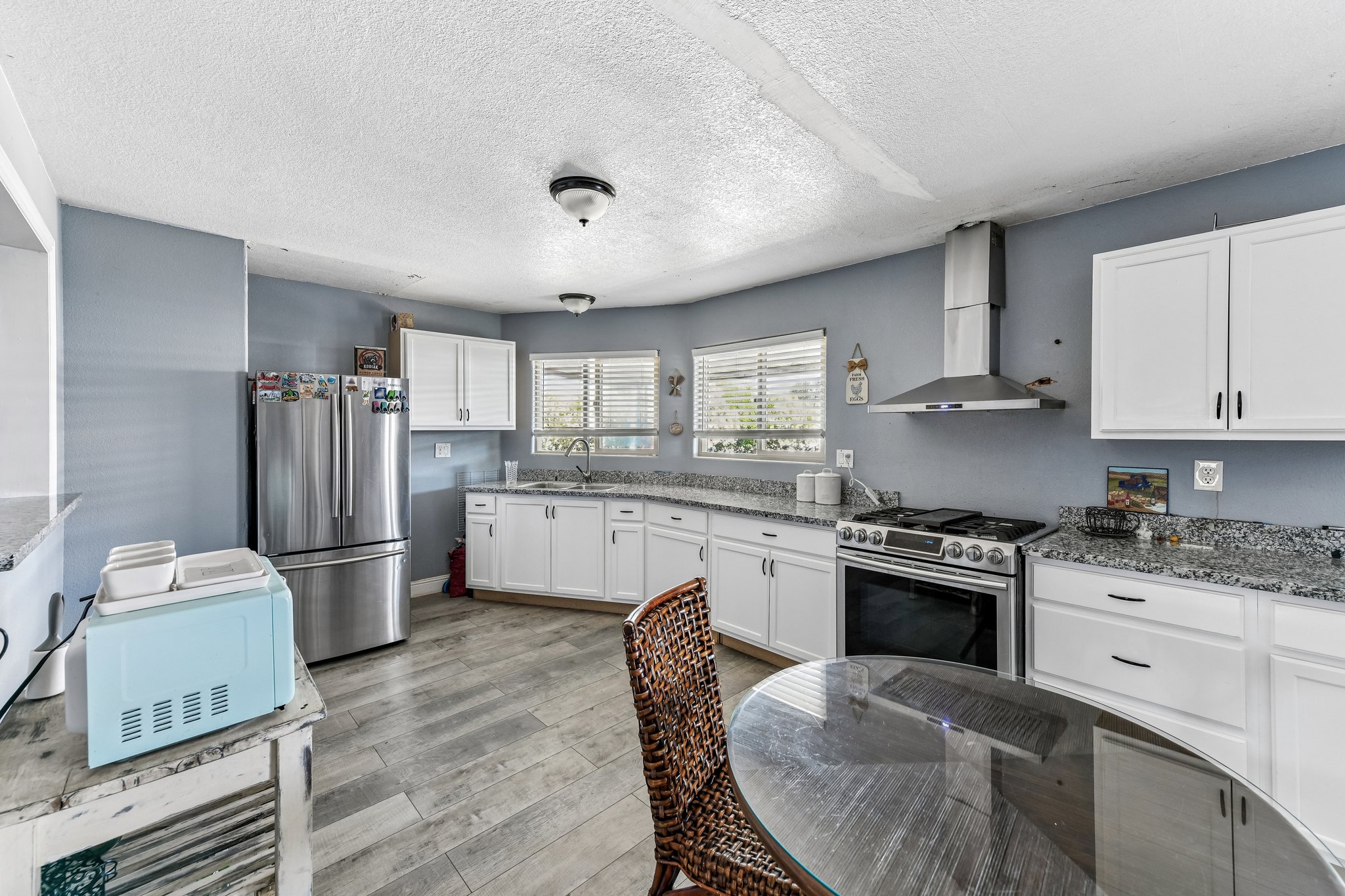 N Lincoln Way space 93-S2405-012.jpg