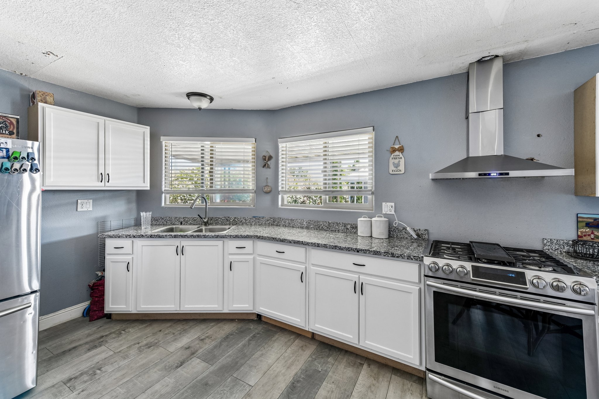 N Lincoln Way space 93-S2405-015.jpg