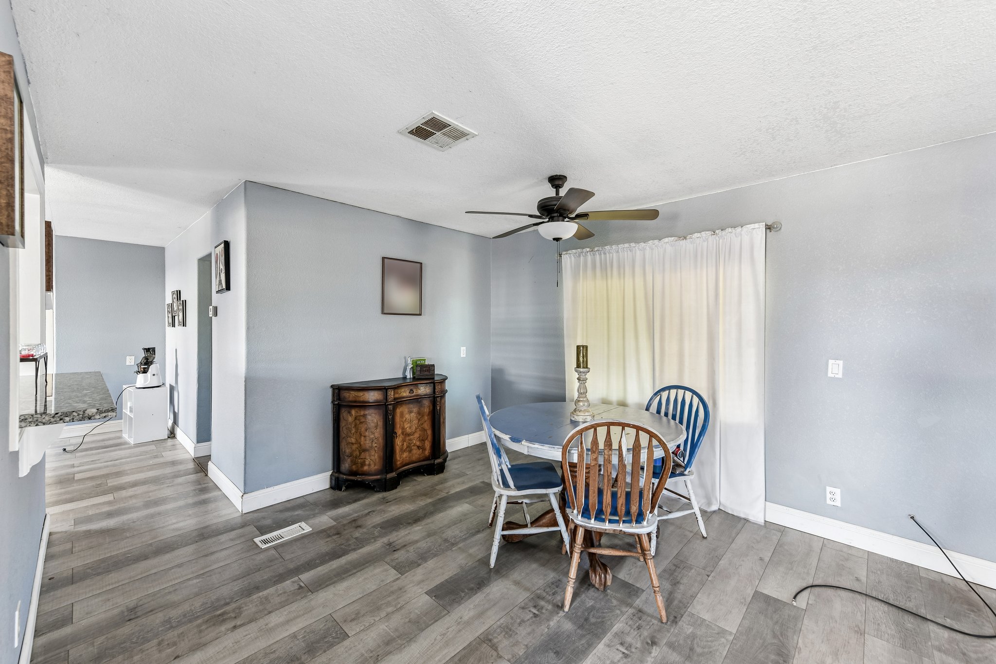 N Lincoln Way space 93-S2405-016.jpg