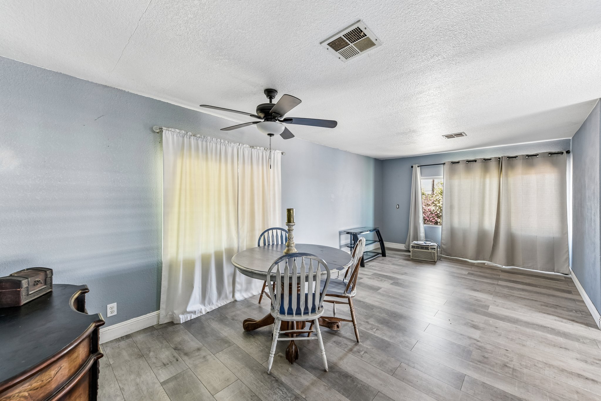 N Lincoln Way space 93-S2405-018.jpg