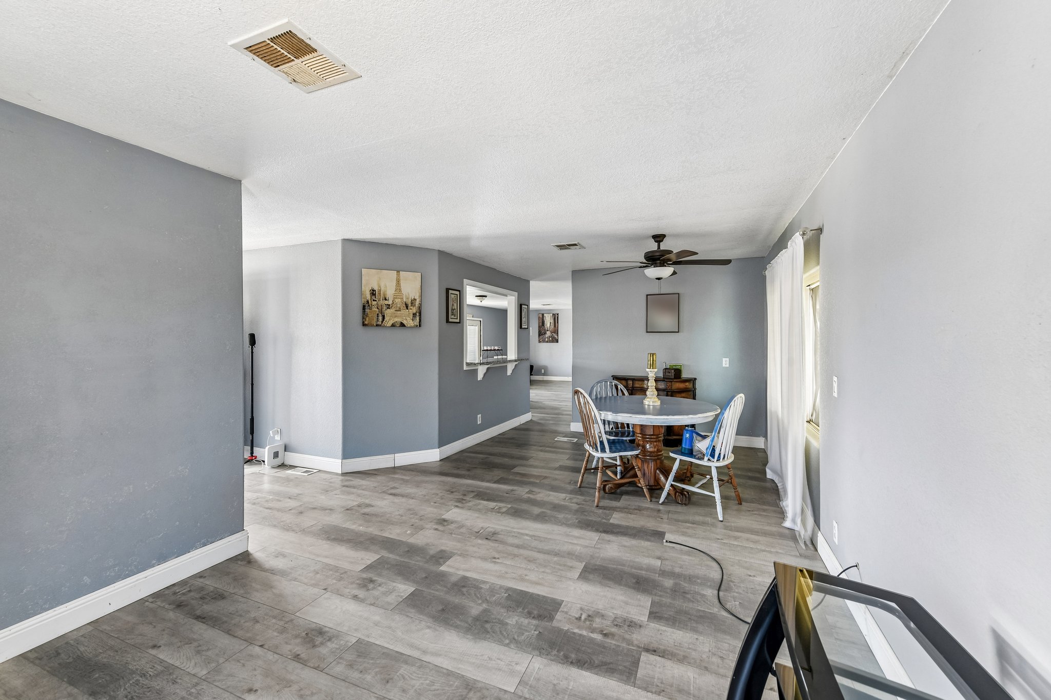 N Lincoln Way space 93-S2405-019.jpg