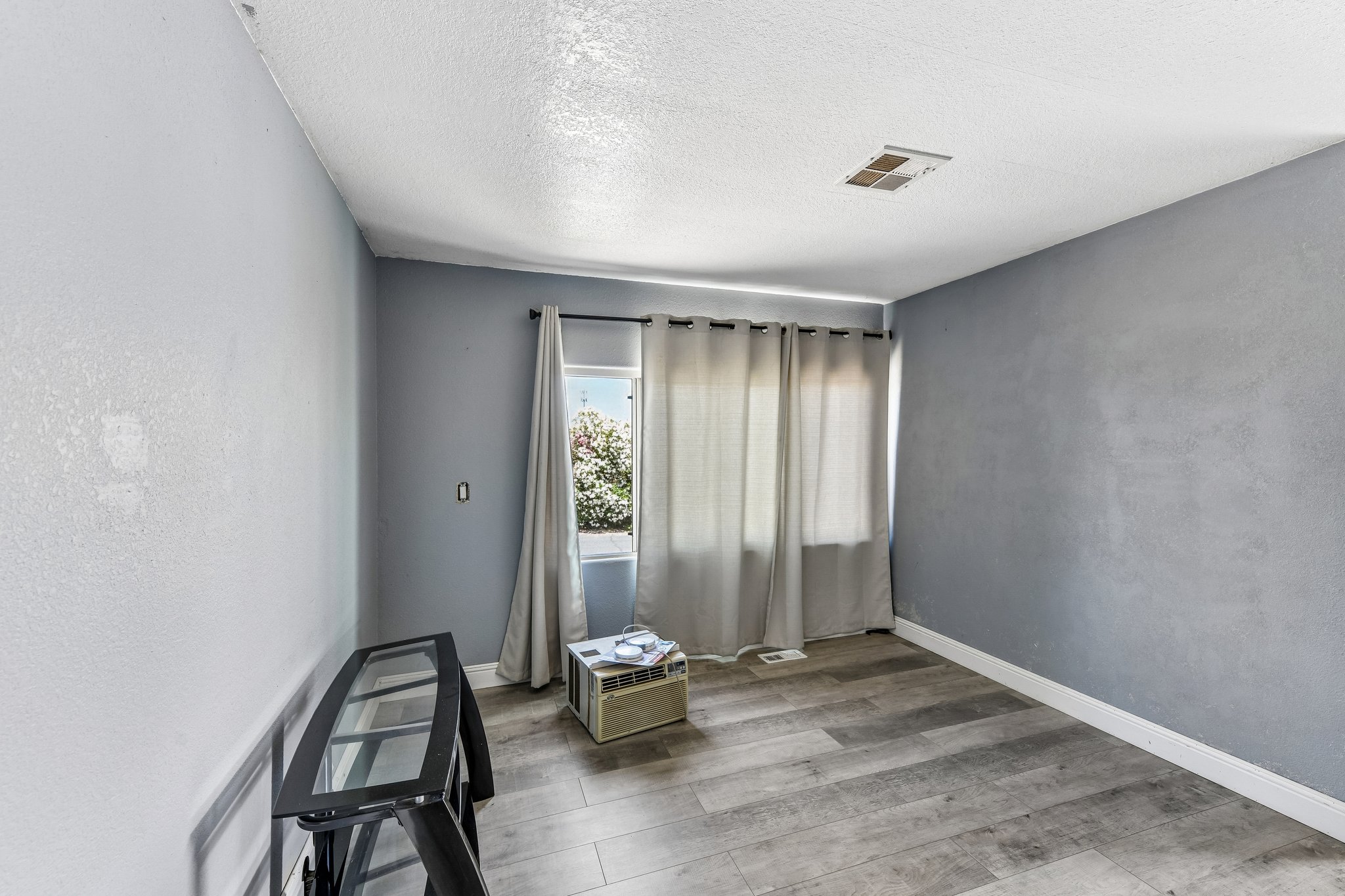 N Lincoln Way space 93-S2405-021.jpg