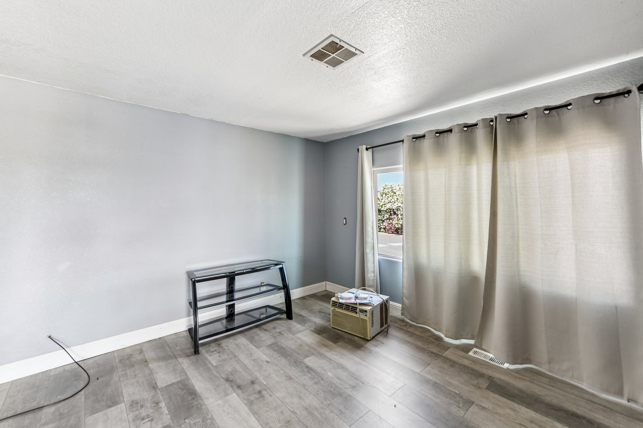 N Lincoln Way space 93-S2405-022.jpg