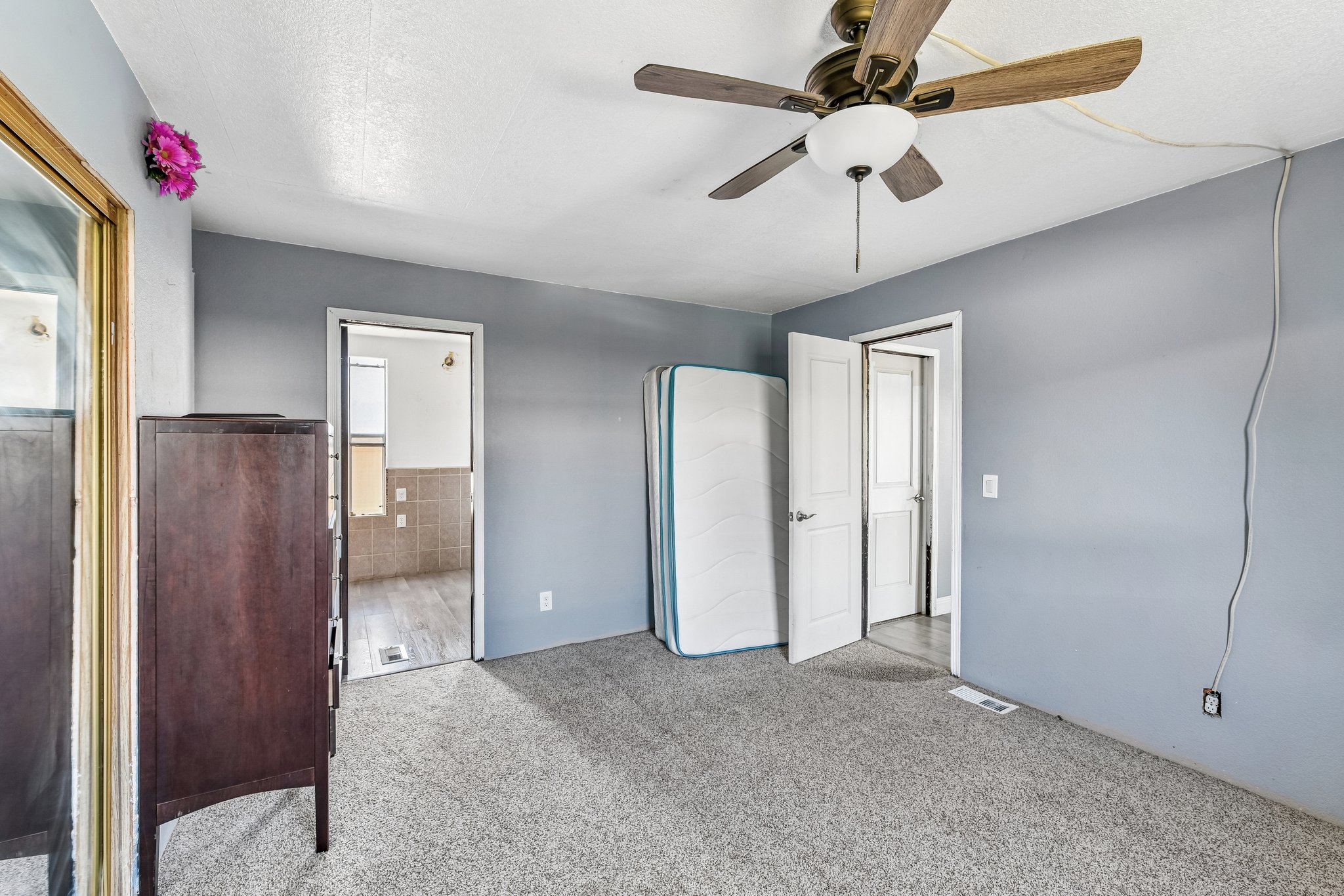 N Lincoln Way space 93-S2405-029.jpg