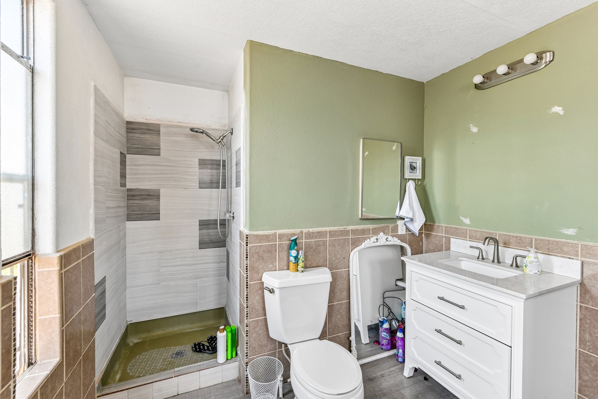 N Lincoln Way space 93-S2405-031.jpg