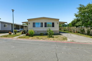 N Lincoln Way space 93-S2405-003.jpg