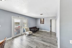 N Lincoln Way space 93-S2405-007.jpg