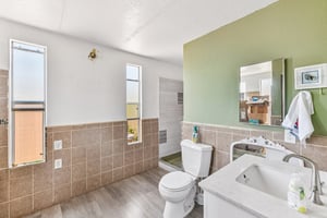 N Lincoln Way space 93-S2405-030.jpg