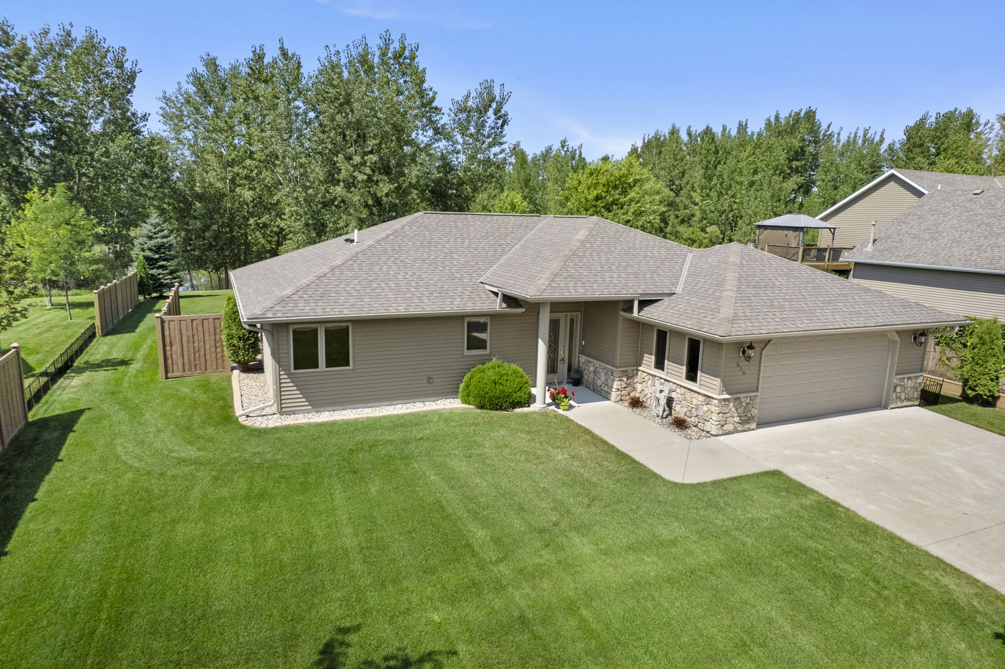 820 Willow Drive photo 16