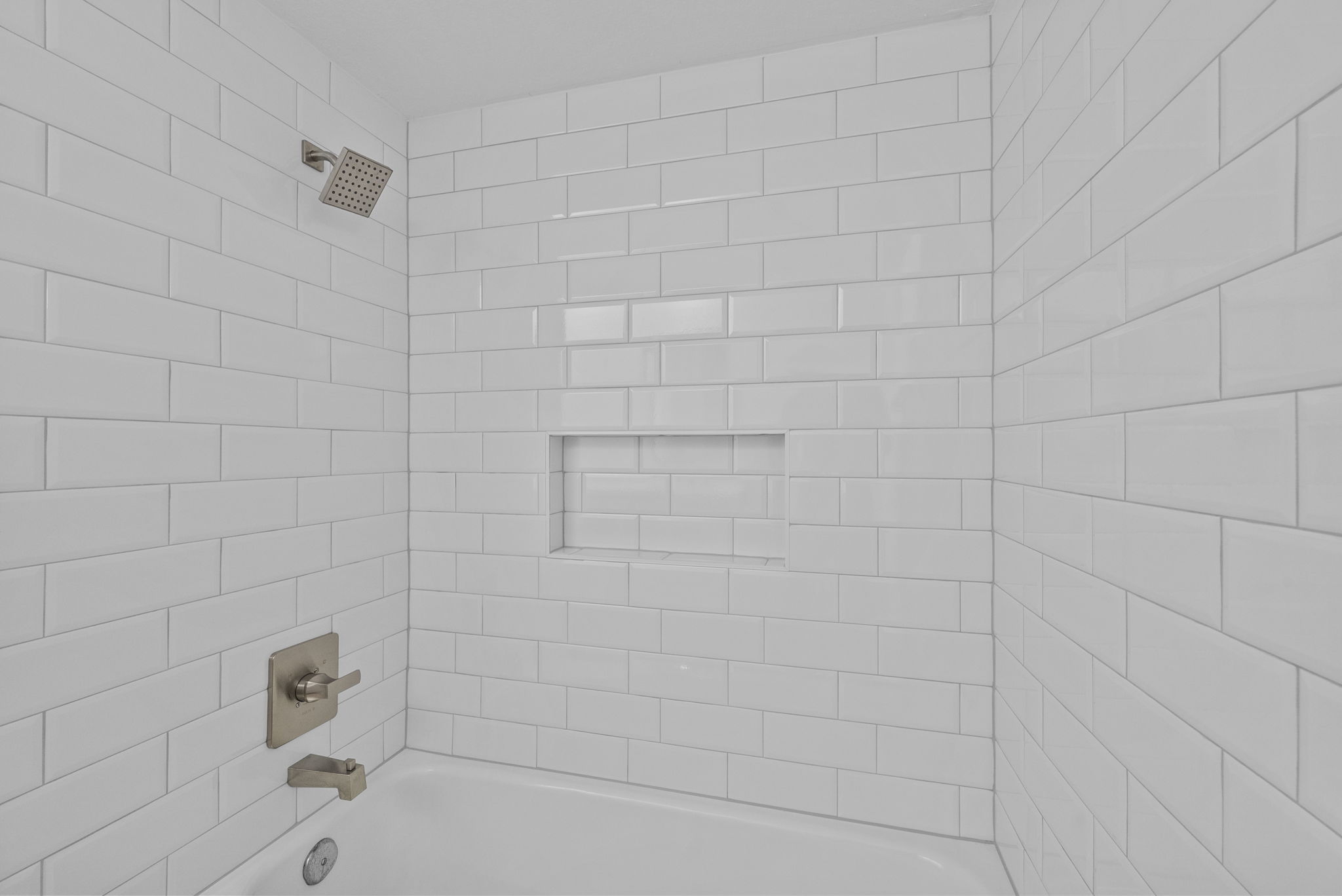 Upstairs full bathroom.
