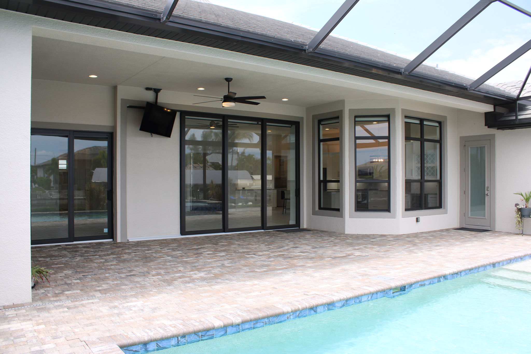 Pool/ Lanai