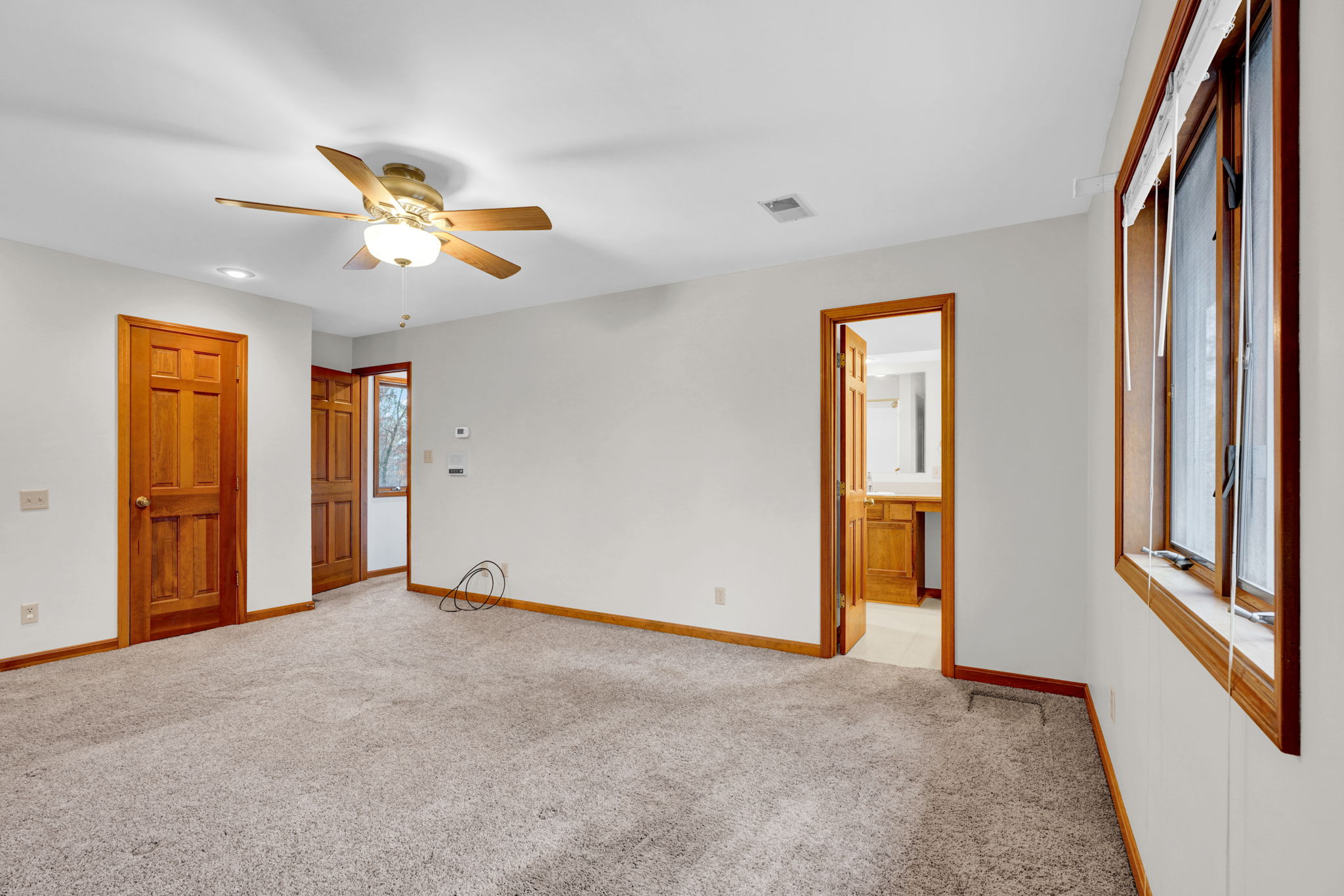 Primary EnSuite Bedroom (Upstairs)