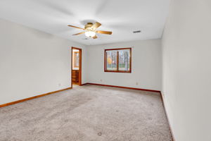 Primary EnSuite Bedroom (Upstairs)