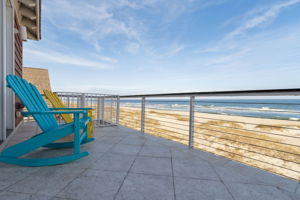 ... like this sprawling 2nd floor oceanfront deck.