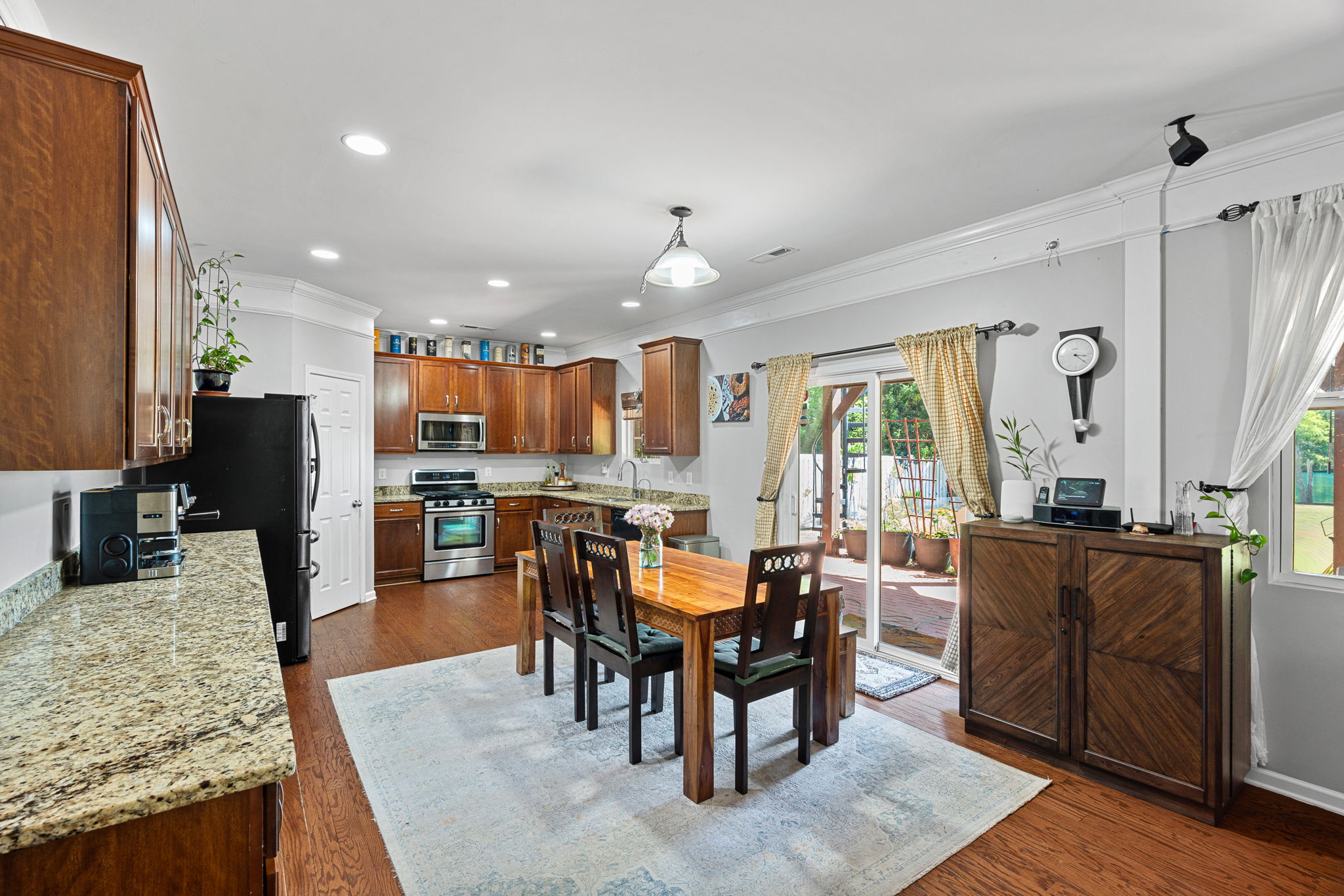 Kitchen/Dining Area