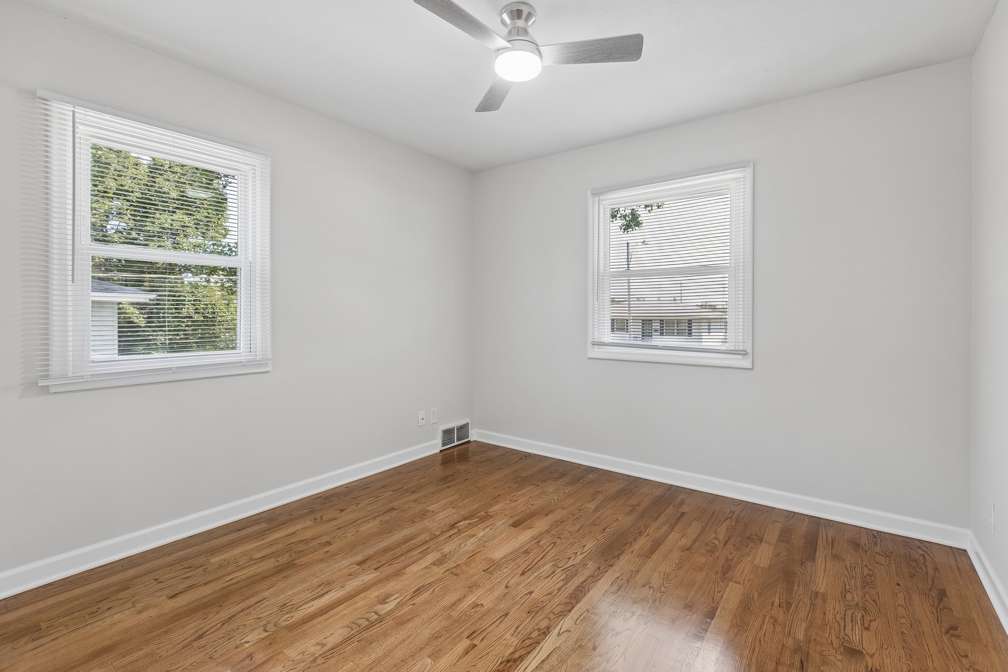 8222 Gold St_017.jpg