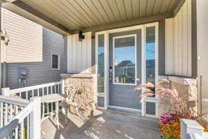Front Porch/Entrance