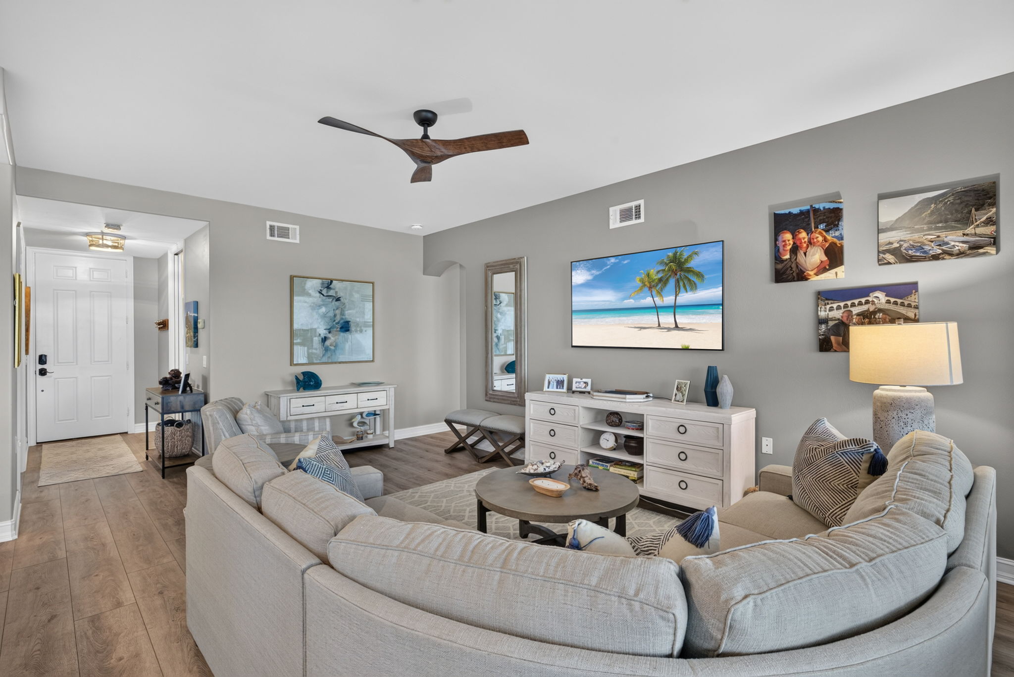 Living Room 3 of 5
