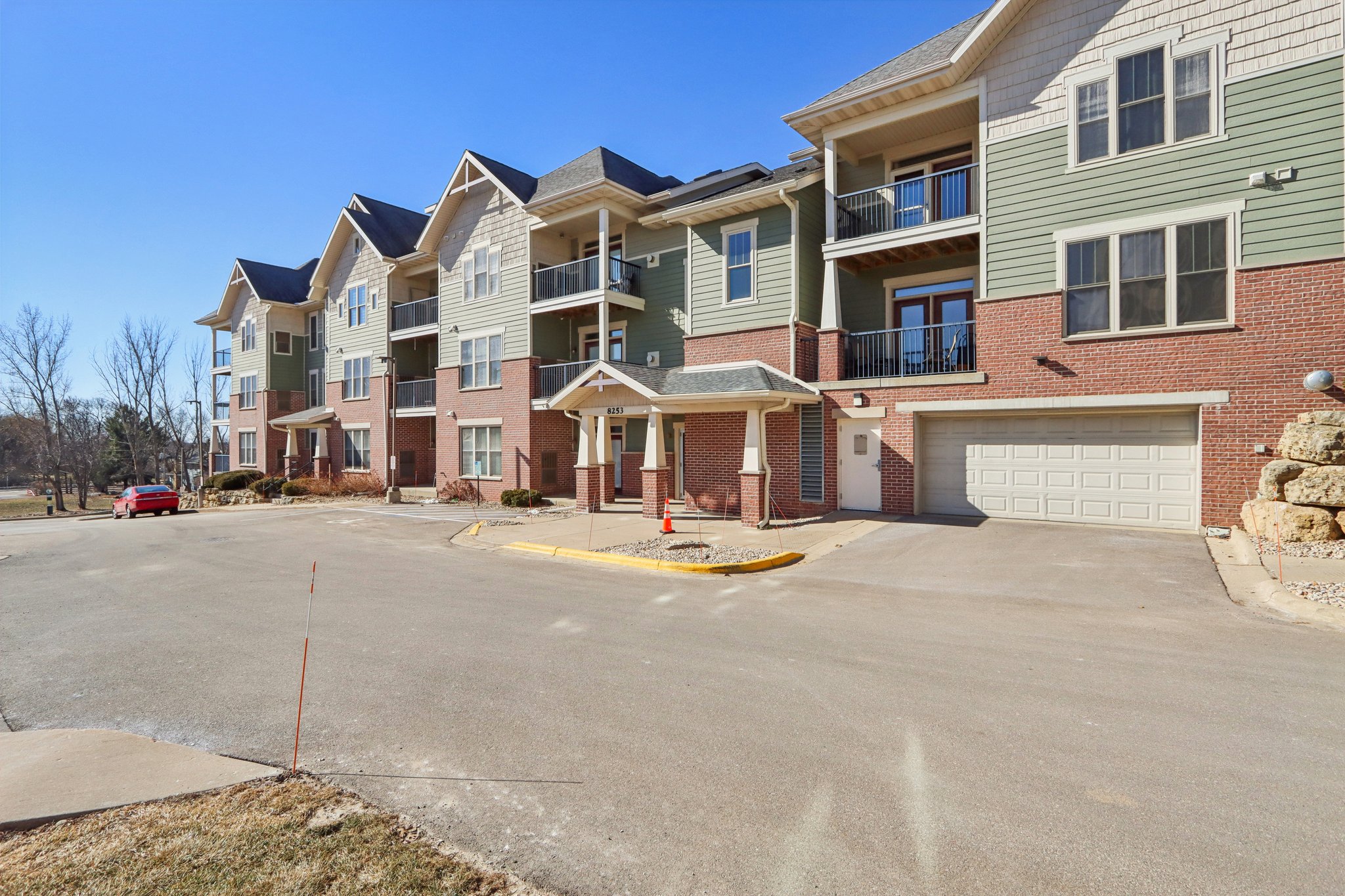 Mayo Dr 210-S2402-002.jpg