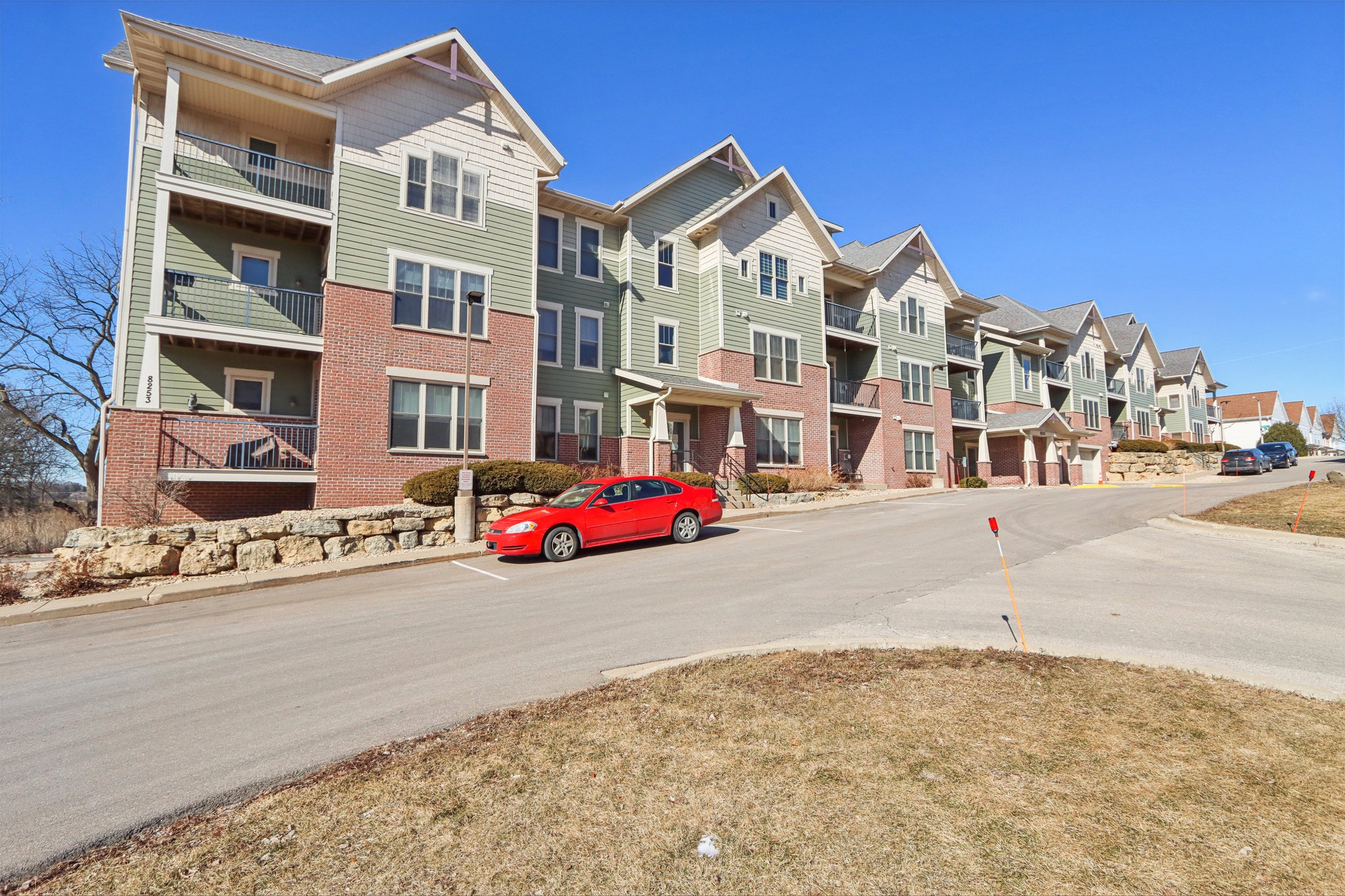 Mayo Dr 210-S2402-003.jpg