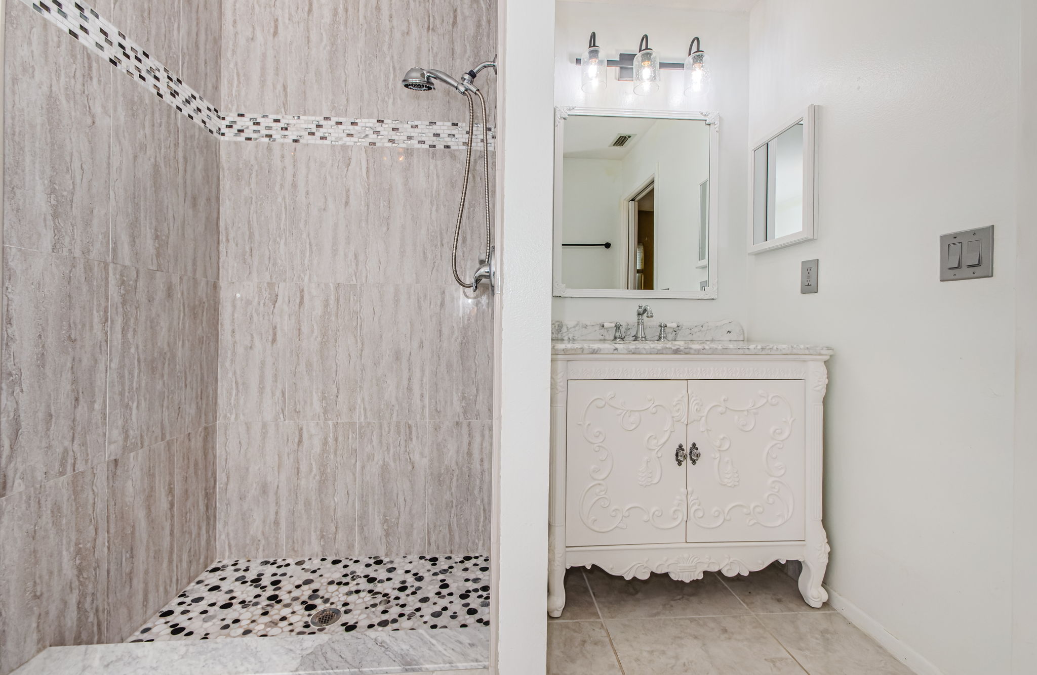 Primary Bathroom 1B