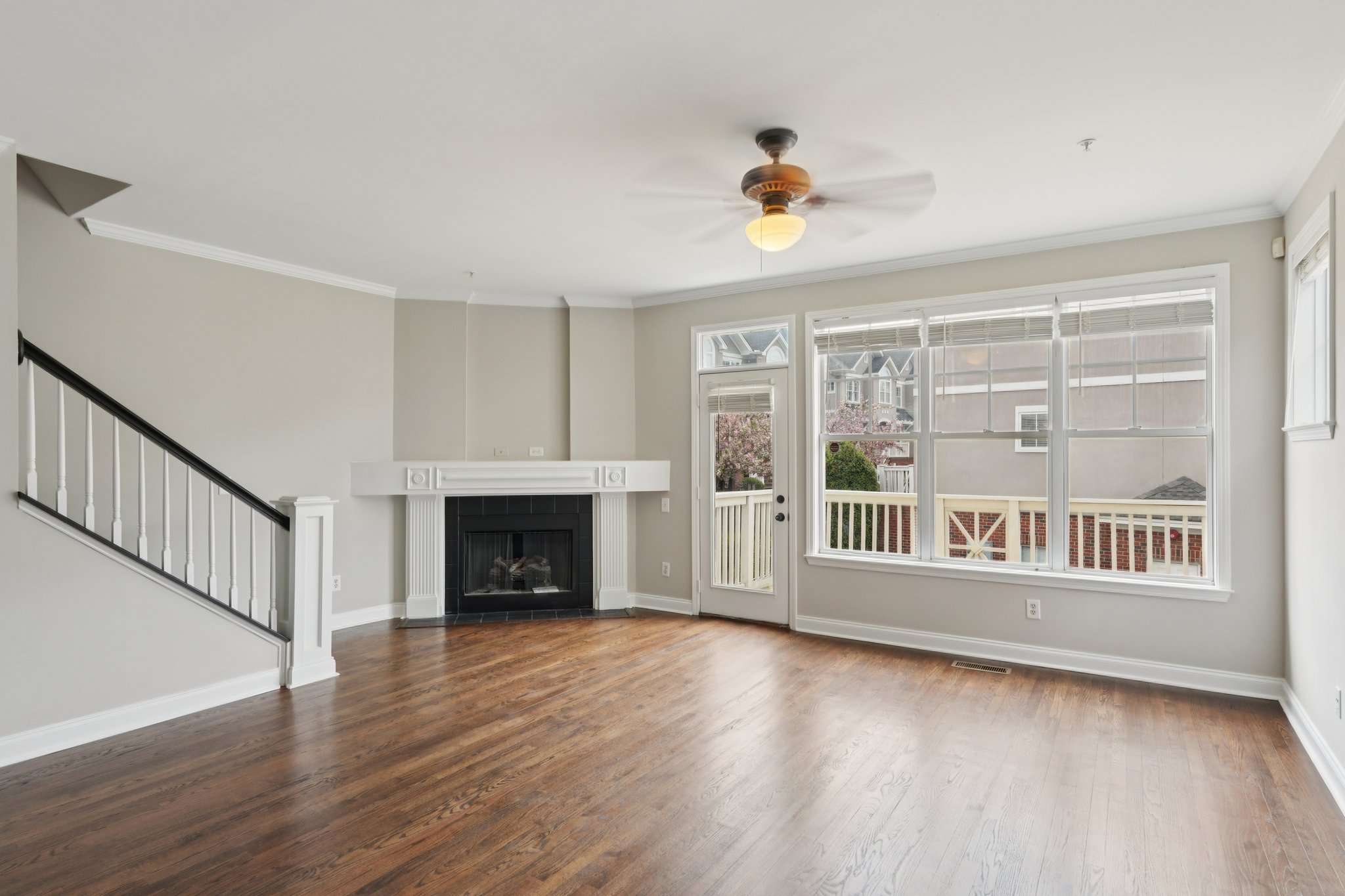 W 4th St-S0104-008.jpg