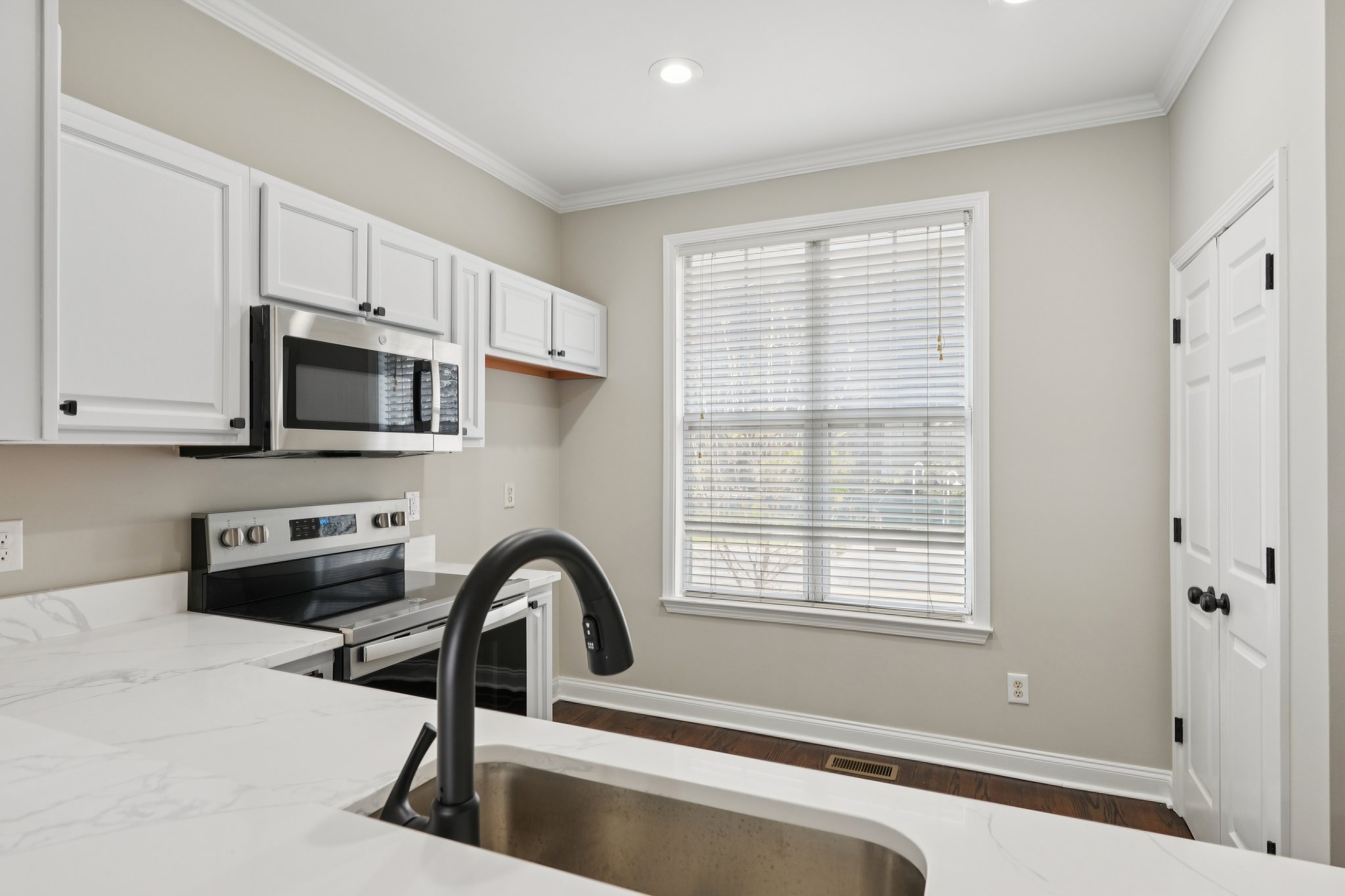 W 4th St-S0104-018.jpg