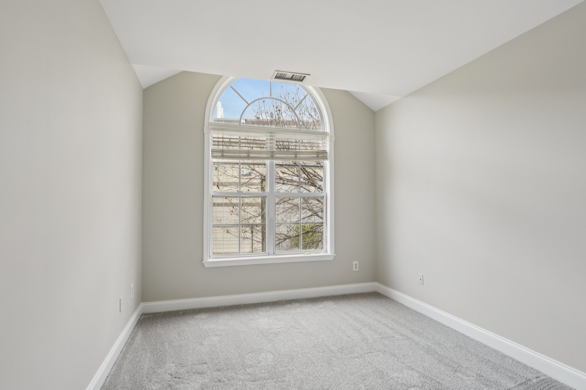 W 4th St-S0104-023.jpg