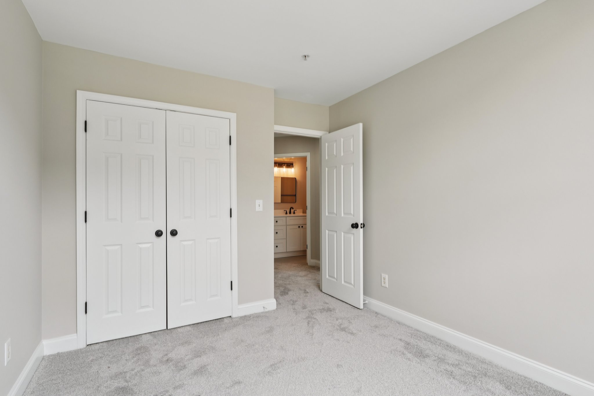 W 4th St-S0104-026.jpg