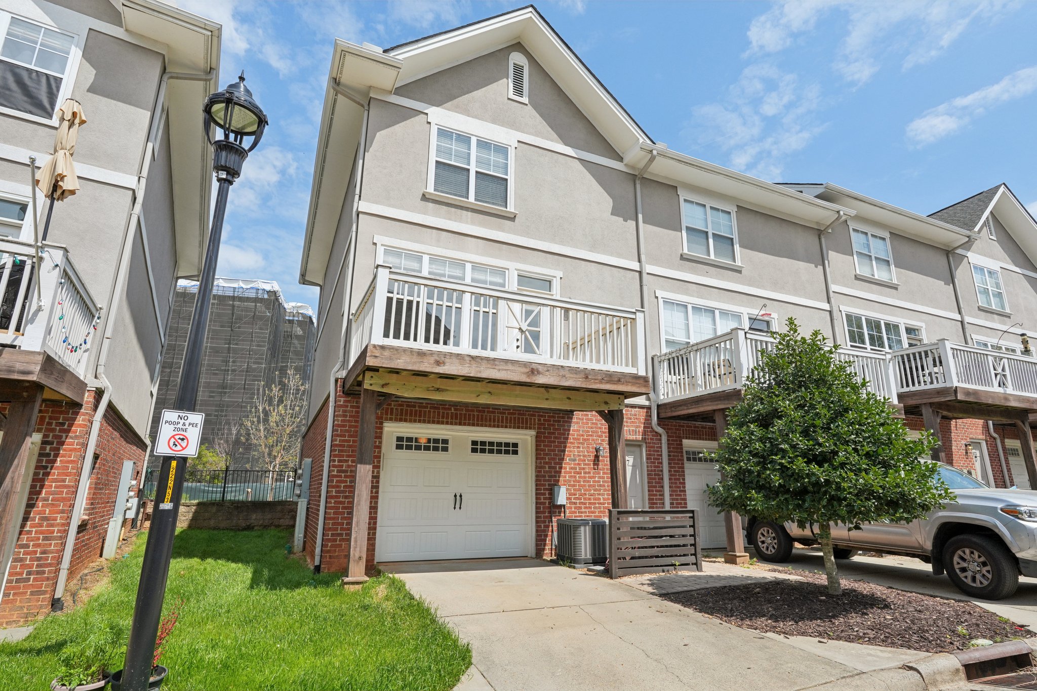 W 4th St-S0104-052.jpg