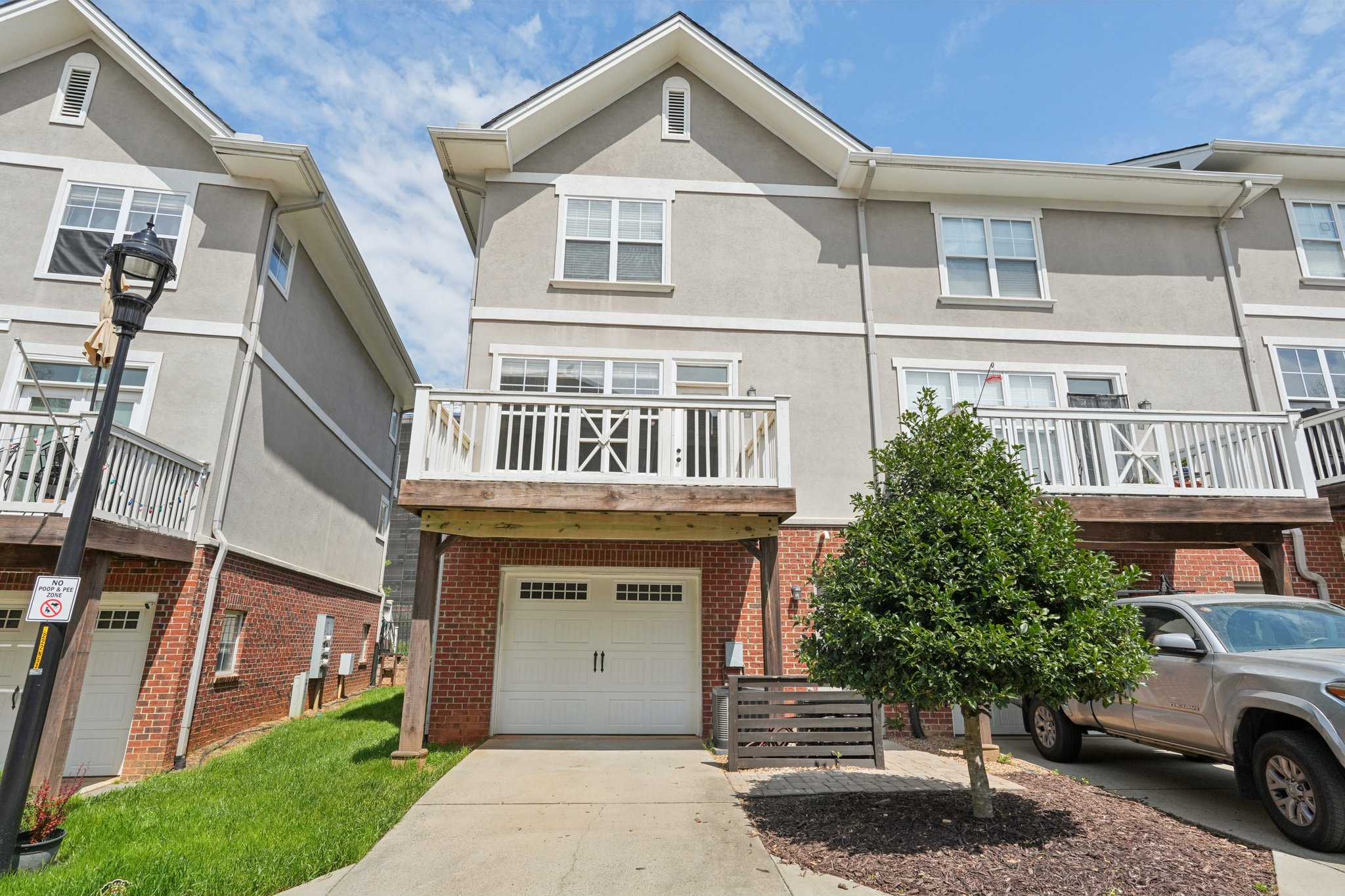 W 4th St-S0104-053.jpg