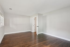 W 4th St-S0104-044.jpg