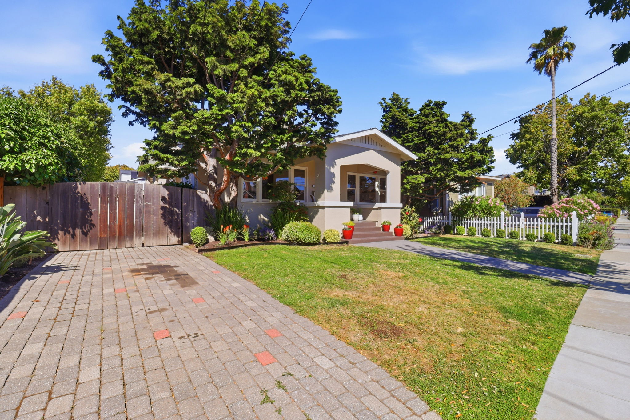 003_F8_828 Laurel Ave