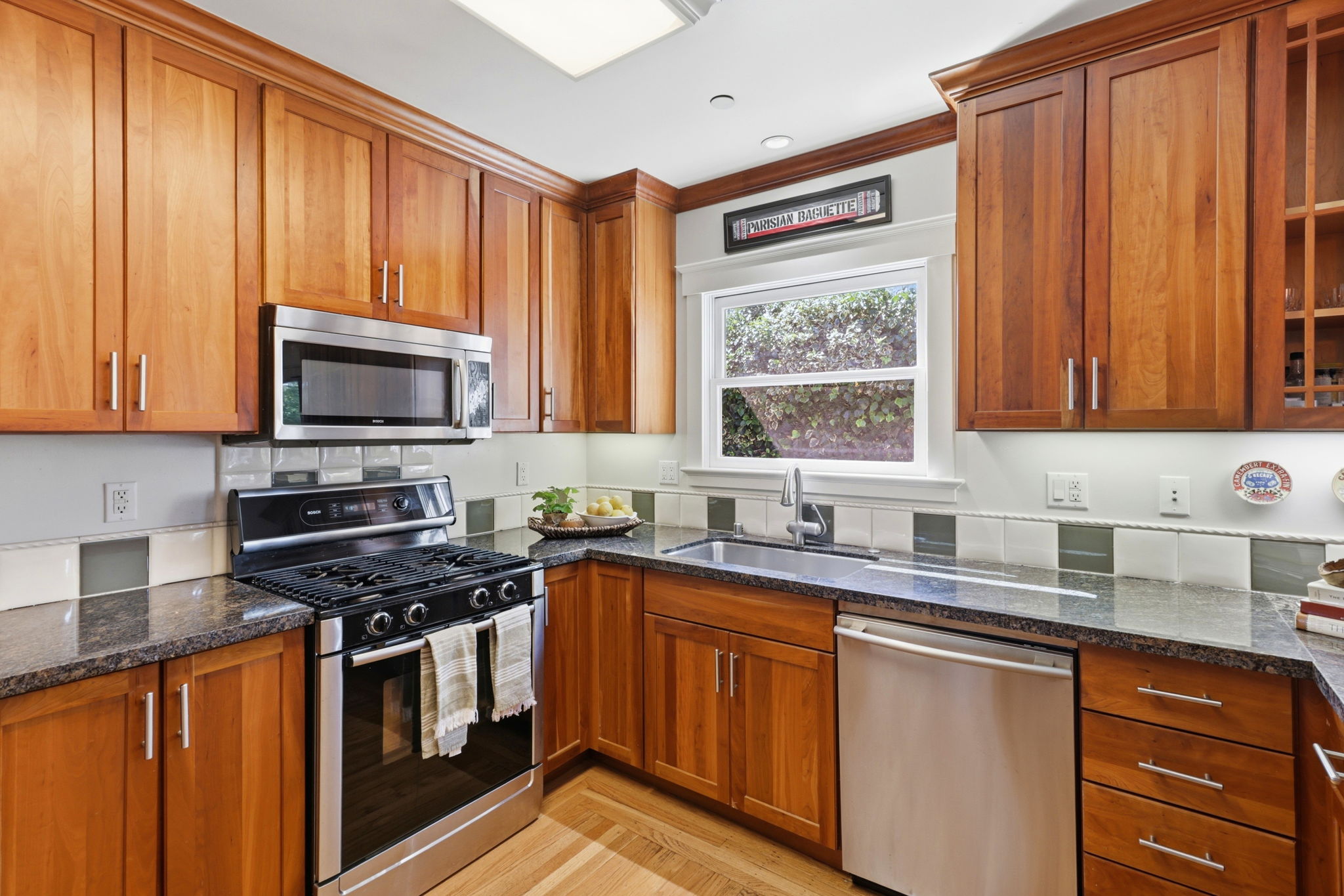 018_F8_828 Laurel Ave