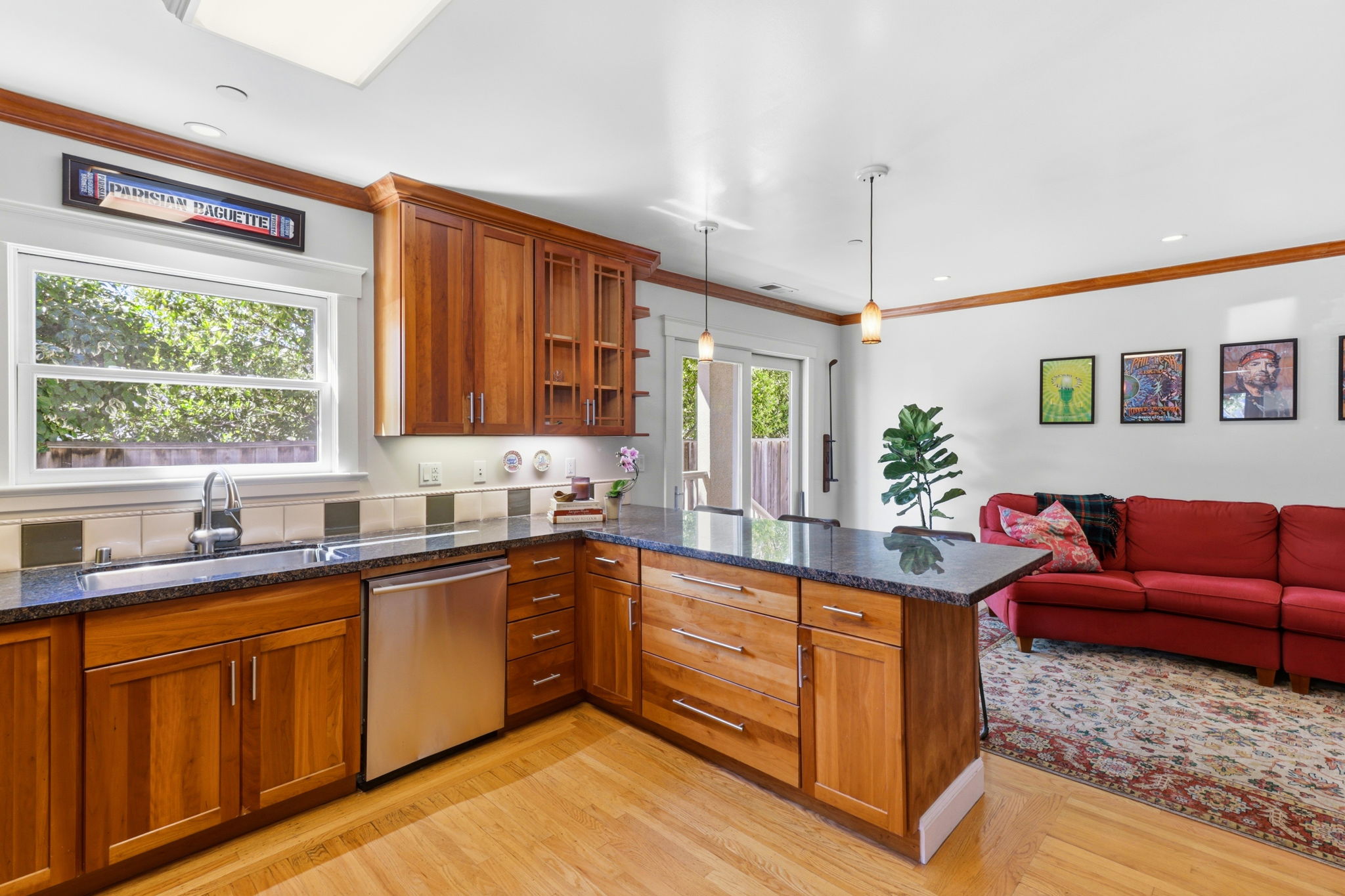 019_F8_828 Laurel Ave