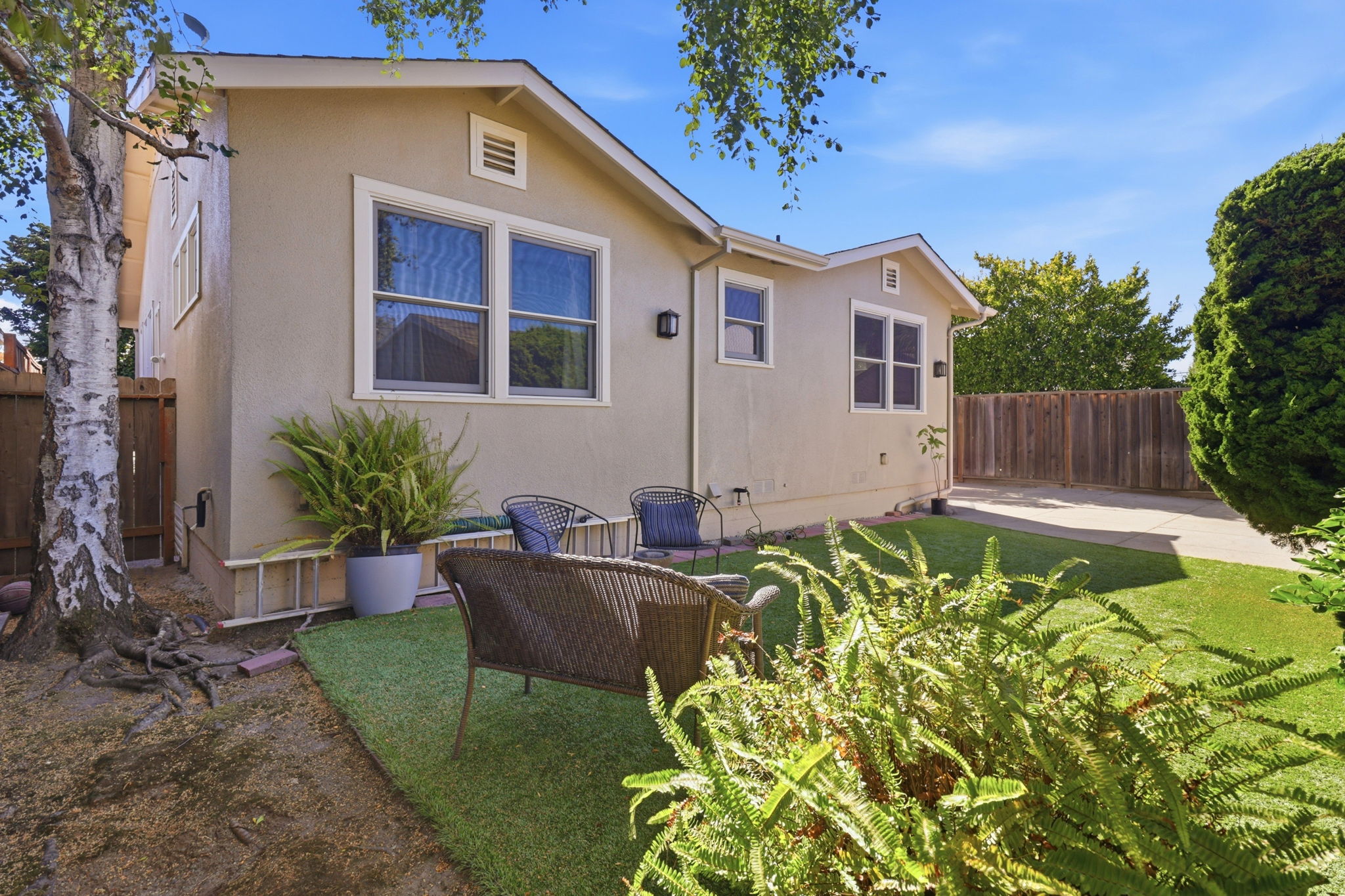 042_F8_828 Laurel Ave