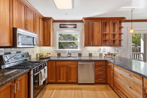 016_F8_828 Laurel Ave