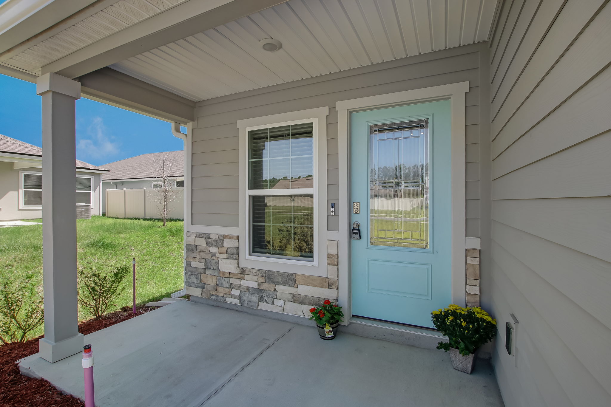 Front Porch/Entrance