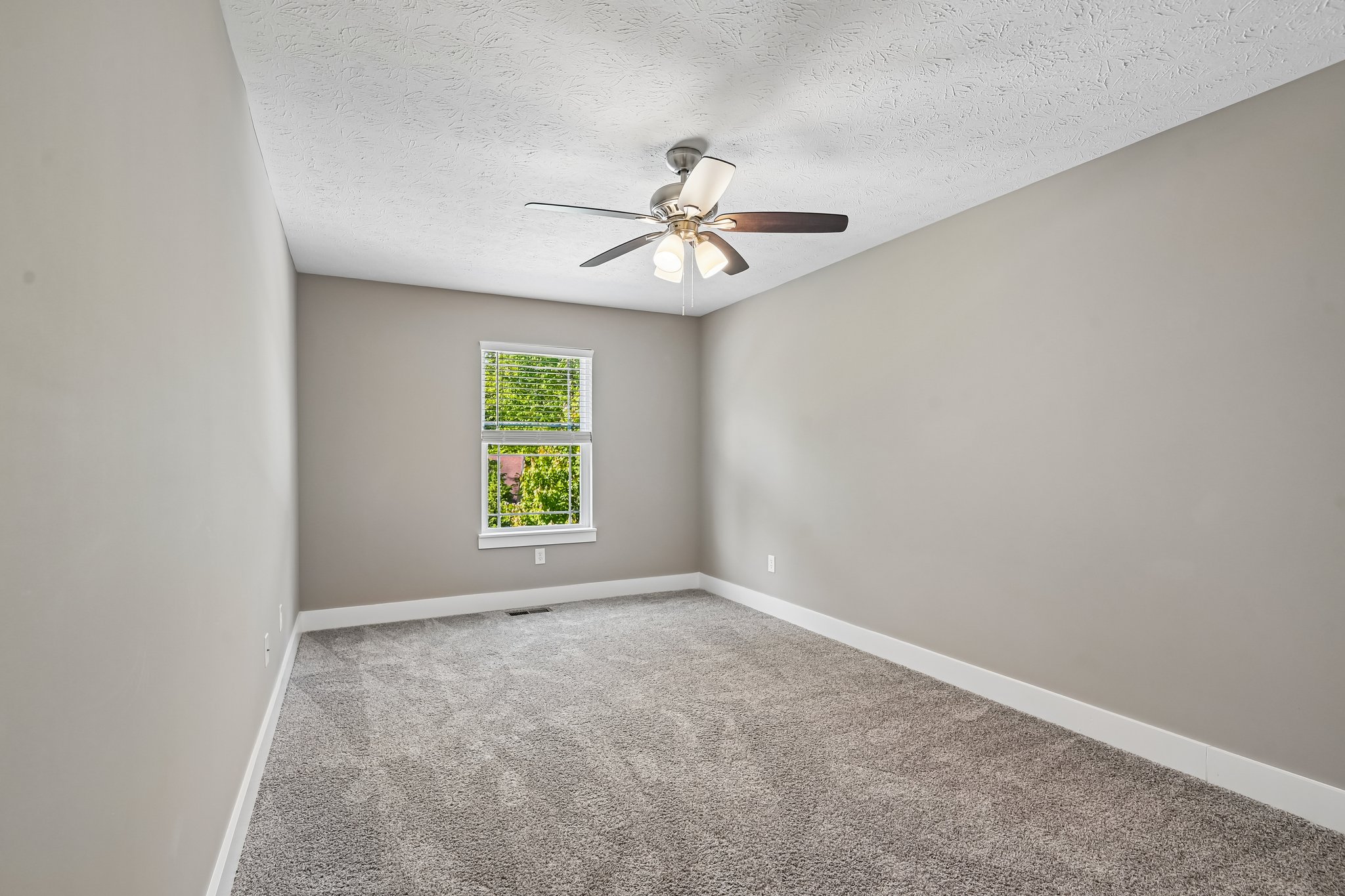Comfortable secondary bedroom ideal for guests, family, or a home office.