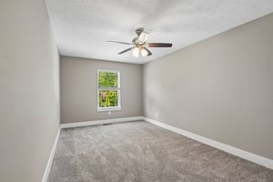 Comfortable secondary bedroom ideal for guests, family, or a home office.