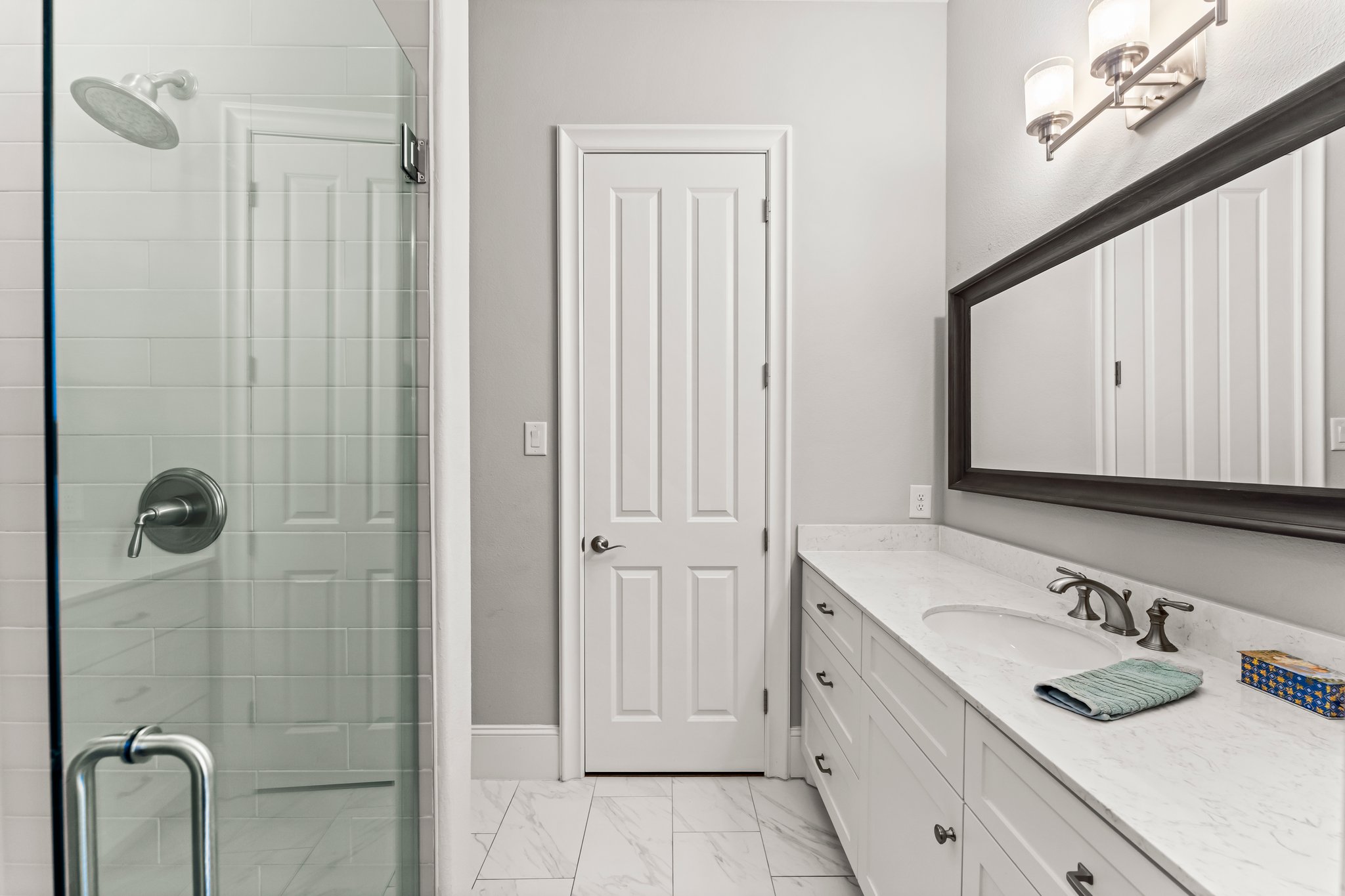 full bath at guest suite