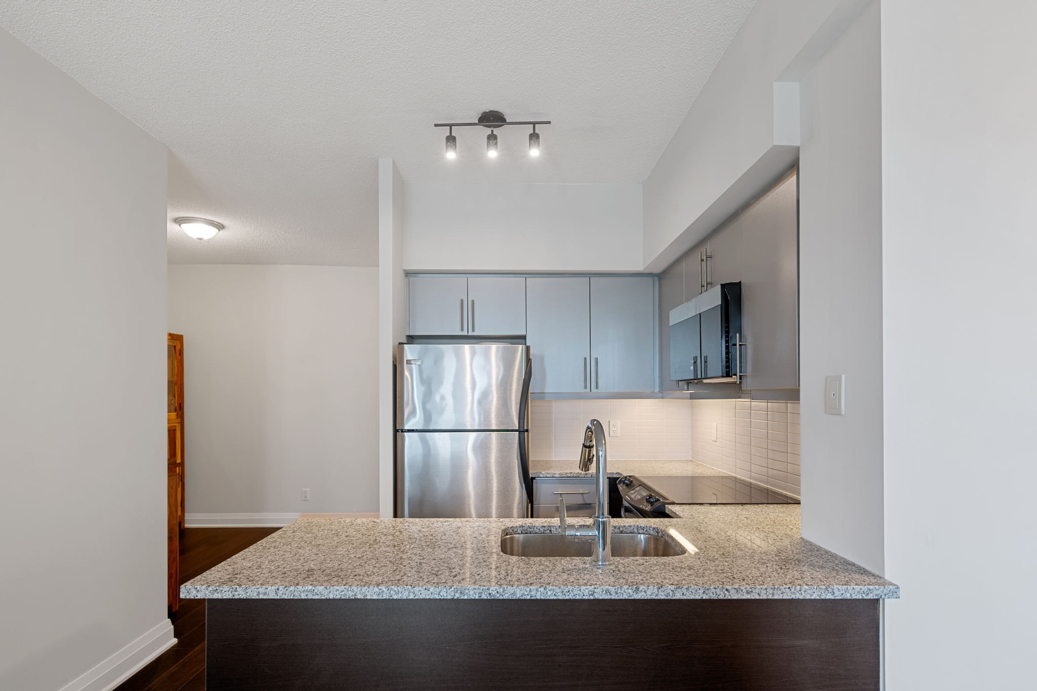 83 Redpath Ave Unit 706 Toronto, ON M4S 0A2
